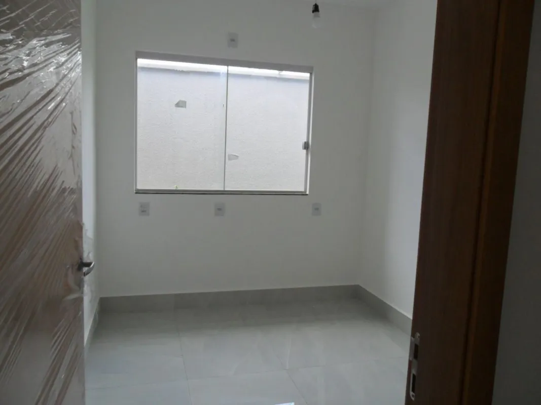 Dois quartos sendo um suíte porcelanato, cozinha americana, área gourmet na fren...