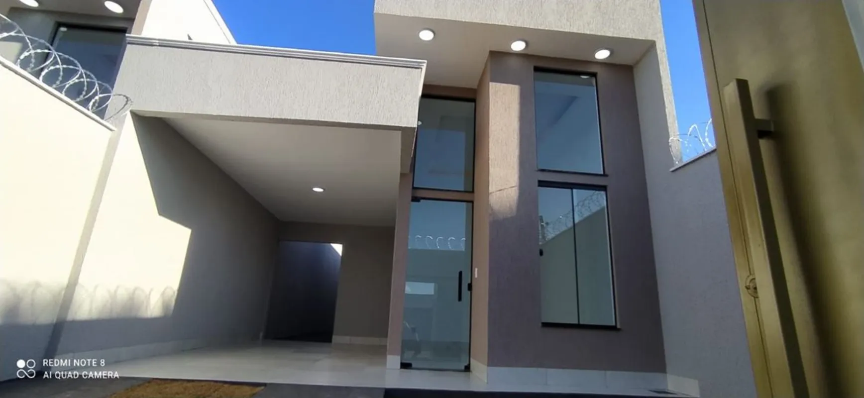 Ótima casa de 3 quartos sendo 1 suíte, Sala ampla contendo pé direito duplo e sa...