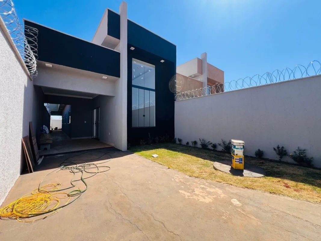 Casa de 3 quartos, sendo 1 suíte, banheiro social, sala com pé direito duplo, ga...