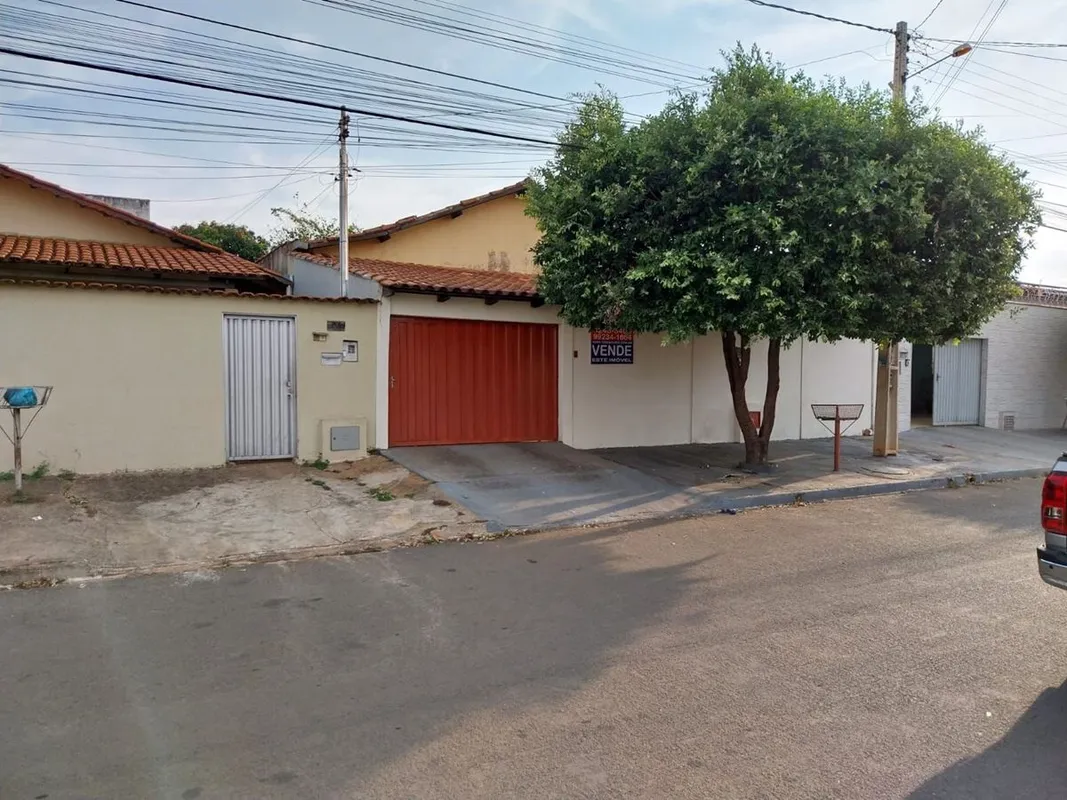 Casa grande, com 3 quartos sendo 1 suíte, com laje, varanda coberta na frente e ...