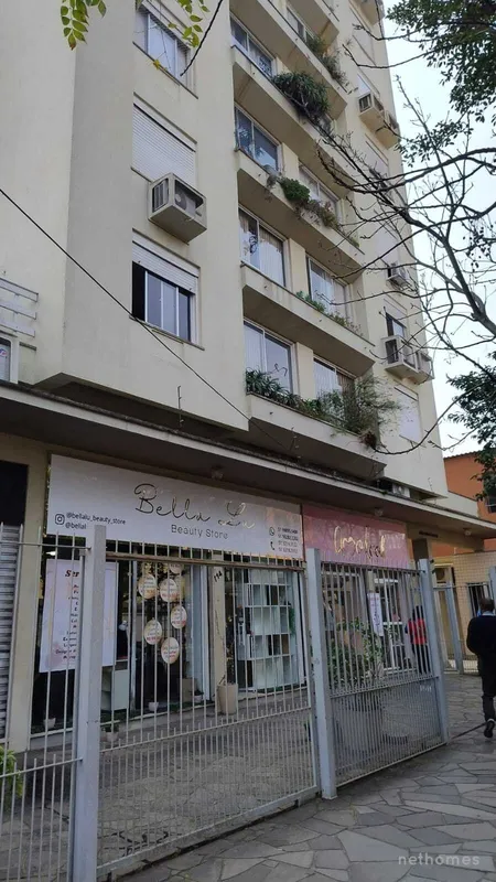 Sala comercial com orientação solar oeste. Possui um lavabo; prédio com dois ele...