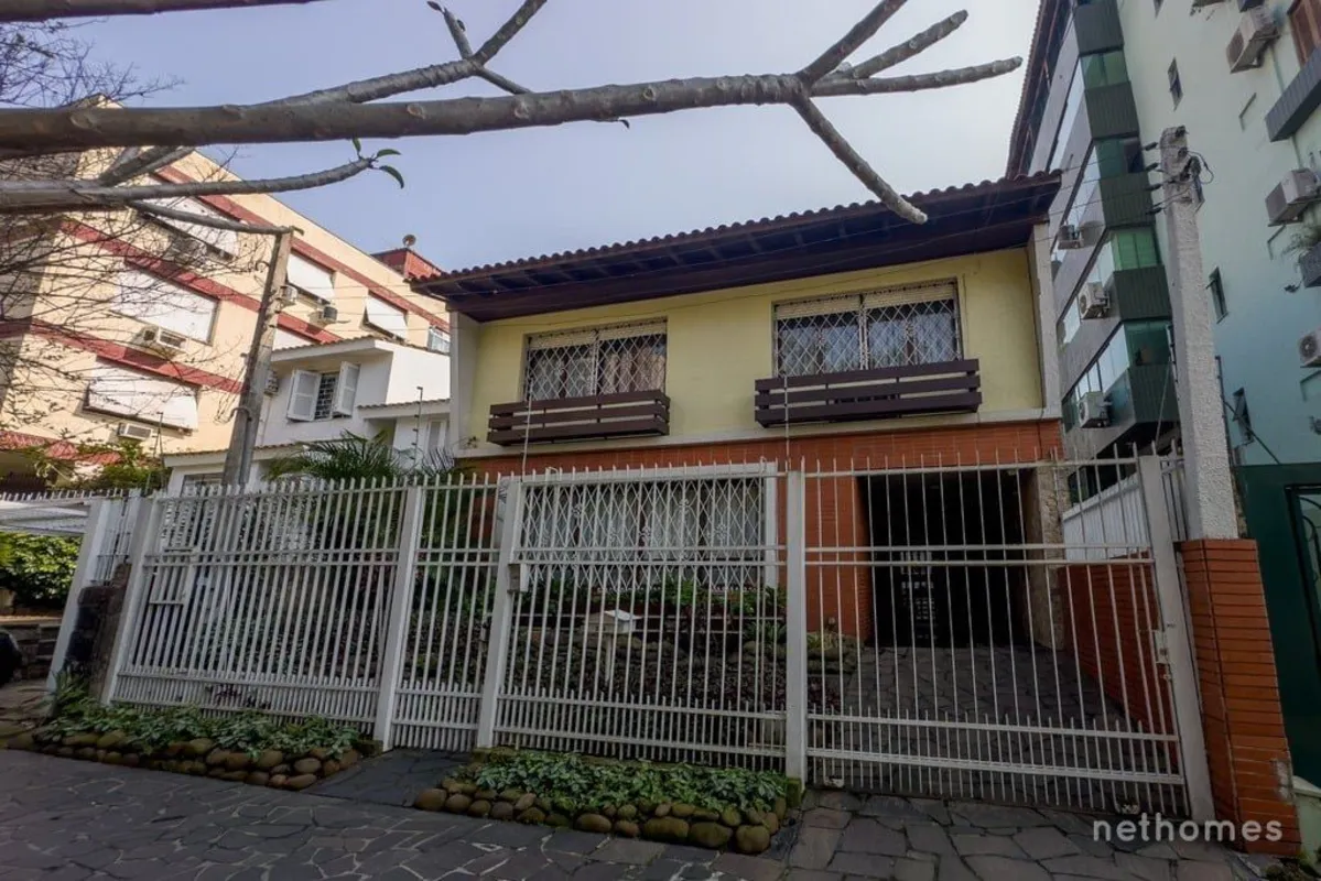 Belíssima casa, localizada no desejado bairro Bela Vista, com pátio com piscina ...