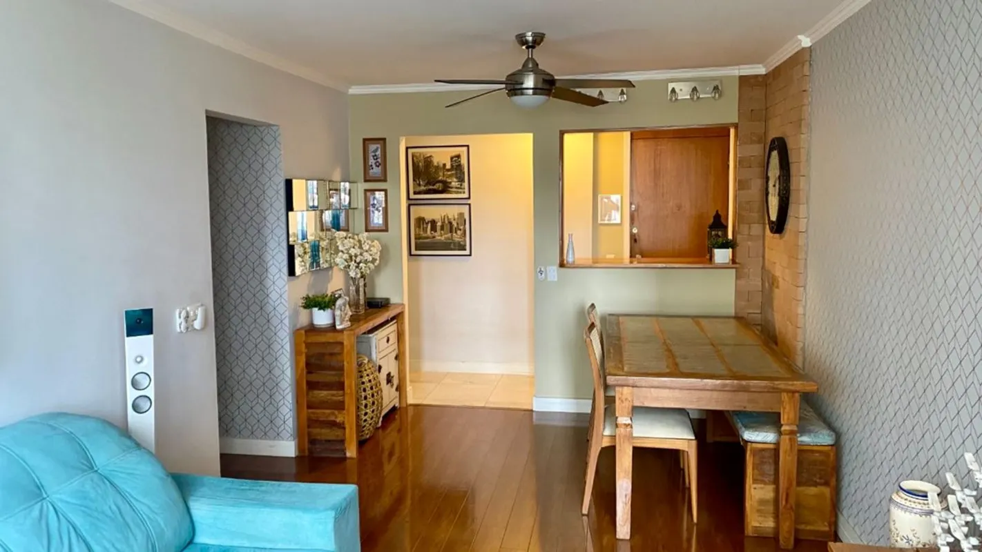 Este apartamento recém-reformado oferece o melhor em conforto e modernidade. Com...