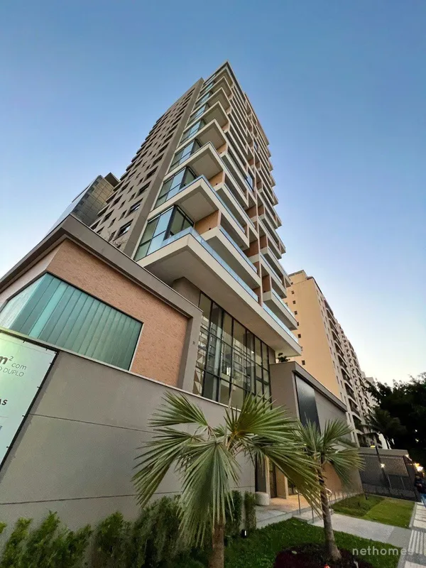 Conta com pé-direito duplo, 3 suítes, de 2 a 3 vagas de garagem e apartamentos d...