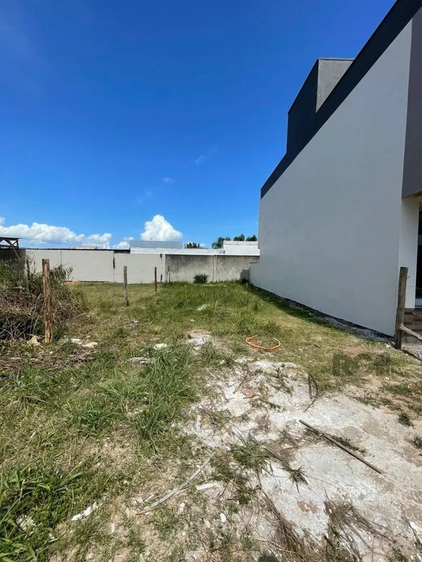 Terreno de 7x18 metros (126m²) em localização privilegiada! Sem vizinhos ao lado...