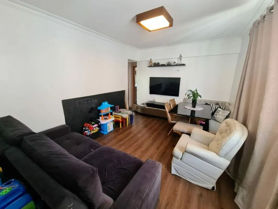 Este apartamento oferece amplo living para 2 ambientes.São 2 amplos dormitórios,...