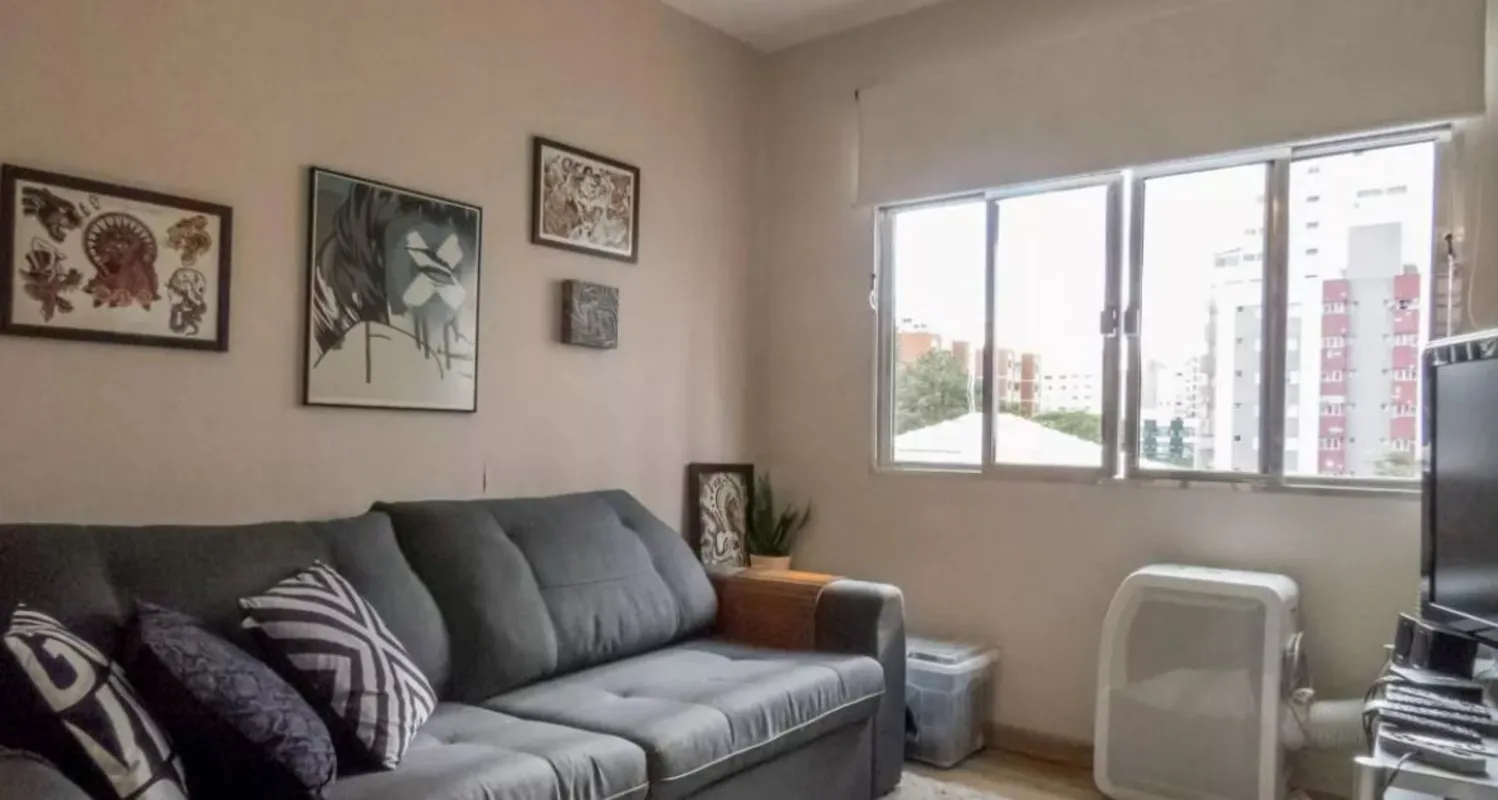 O apartamento, totalmente mobiliado, oferece um amplo living decorado integrado ...