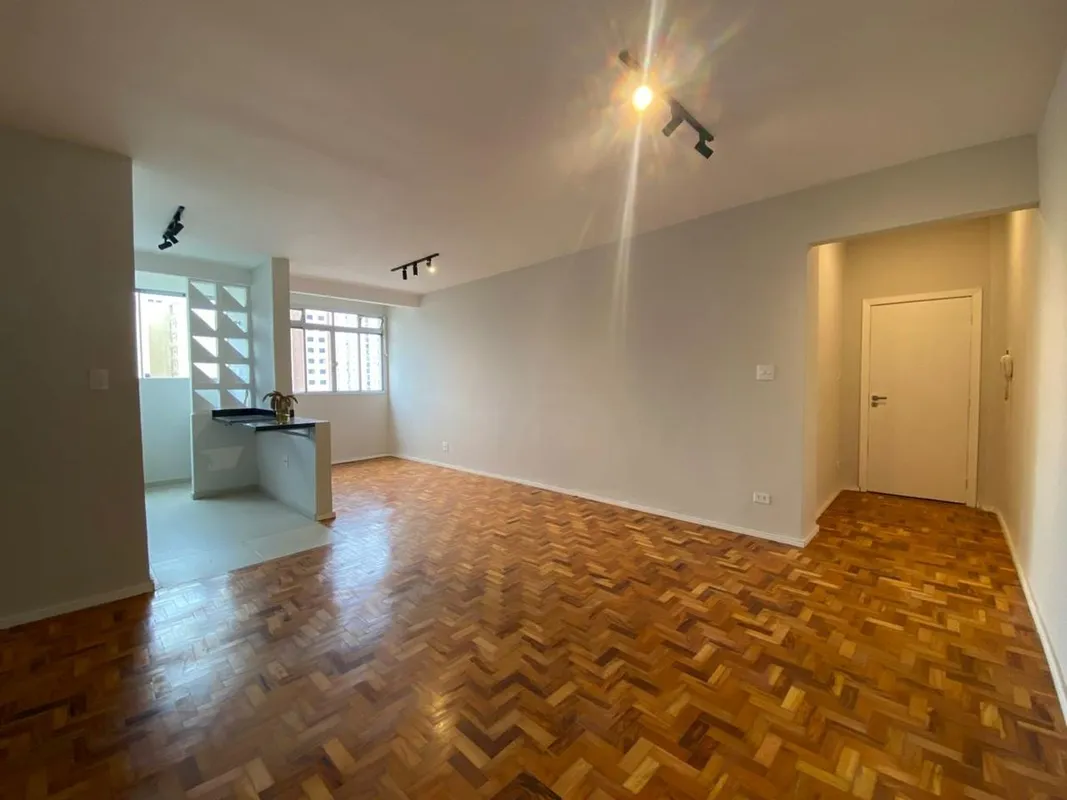 Este apartamento, todo reformado, oferece uma ampla sala em "L" para 2 ambientes...