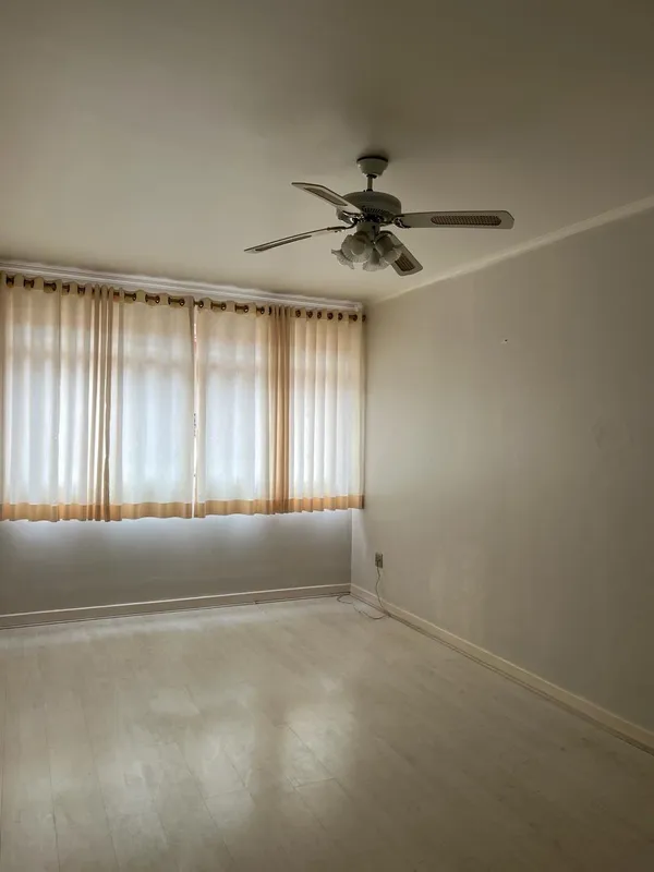Amplo apartamento térreo com pequena área externa. Essa residência conta 1 sala ...