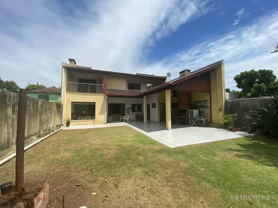 Ótima casa no Jardim do Salso, com 2 pavimentos, sendo o pavimento superior com ...
