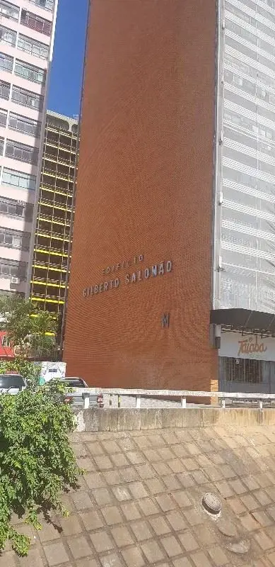 Sala reformada com banheiro privativo, piso cerâmica e pintura nova, tendo de ár...