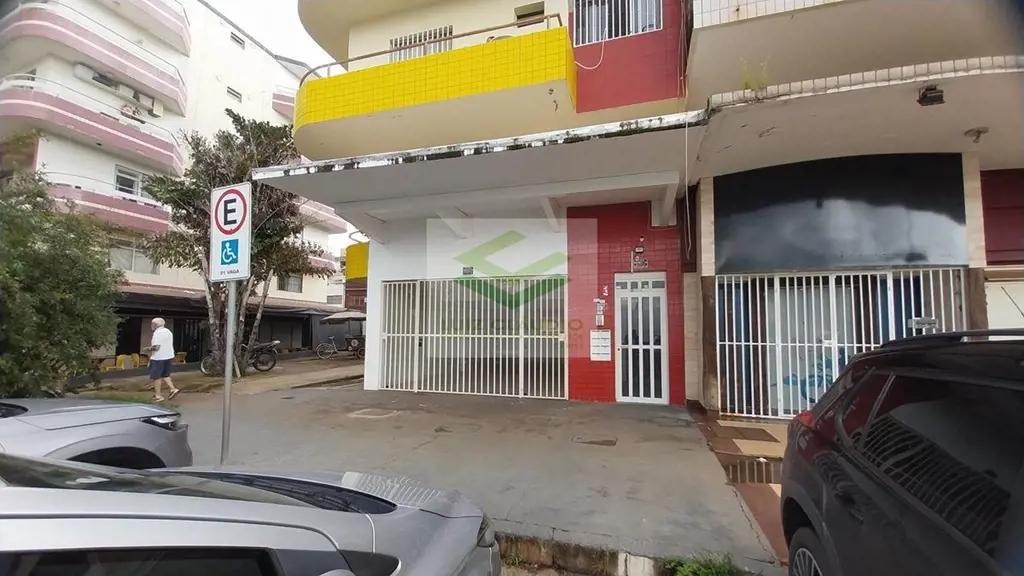 Loja de esquina, frontal, térrea e com subsolo, 01 banheiro, piso cerâmico, pint...