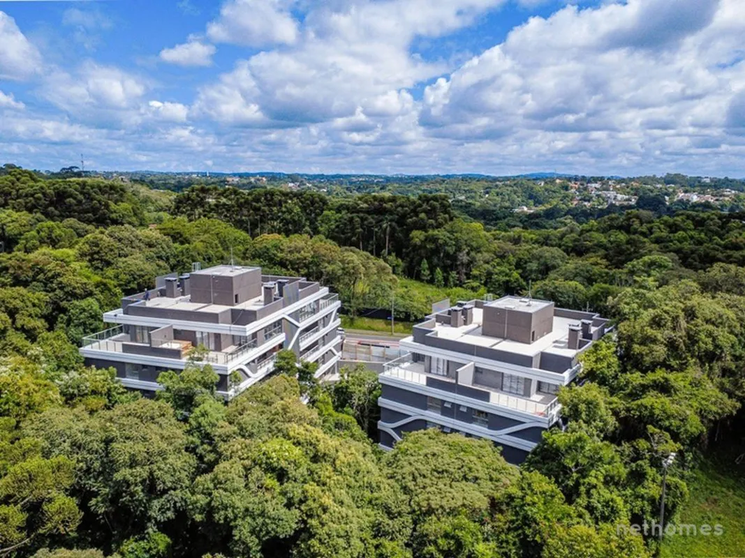 Envolto pelo bosque do Parque Barigui, com unidades amplas de 3 suítes e detalhe...