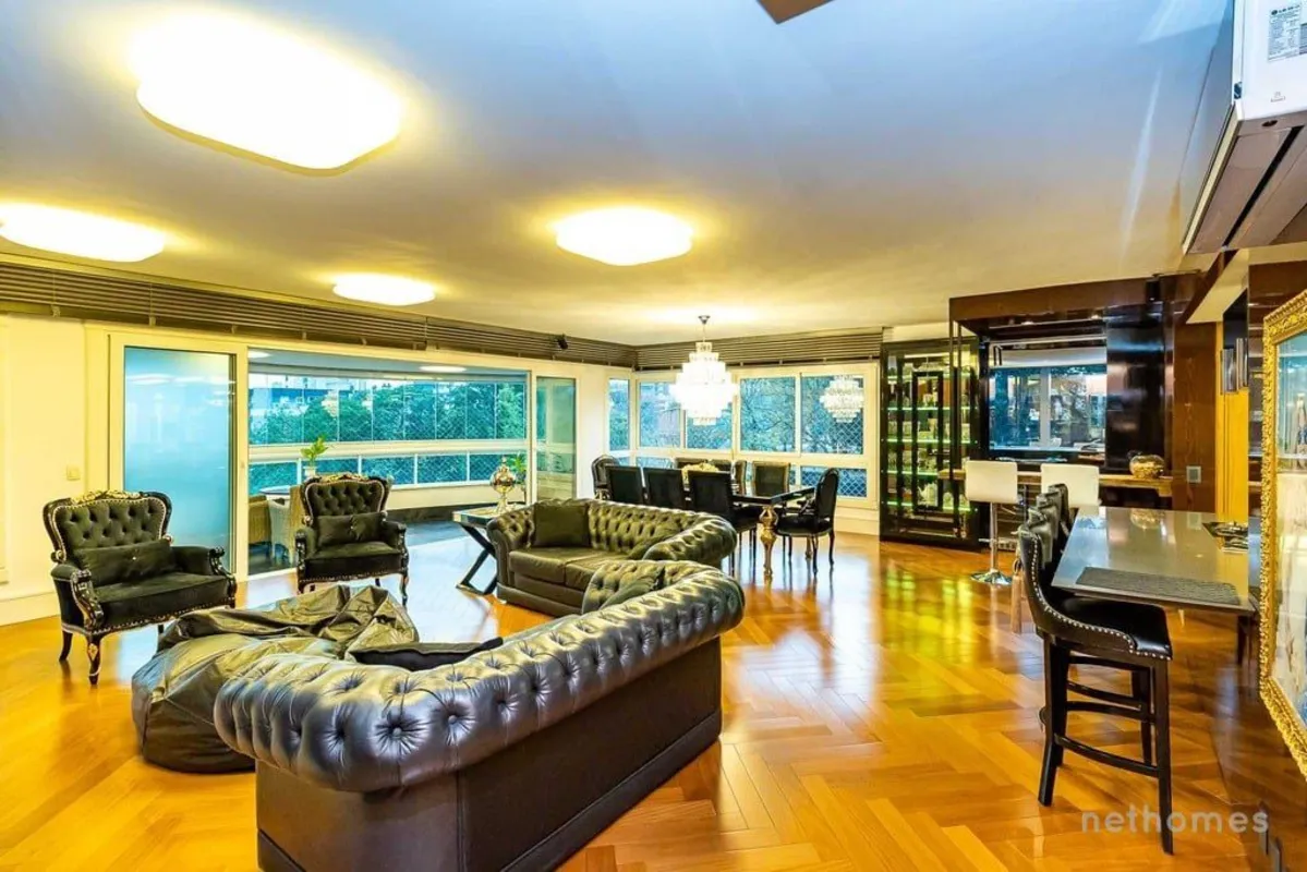 Este apartamento mobiliado de 223 m² oferece um estilo de vida requintado no cor...