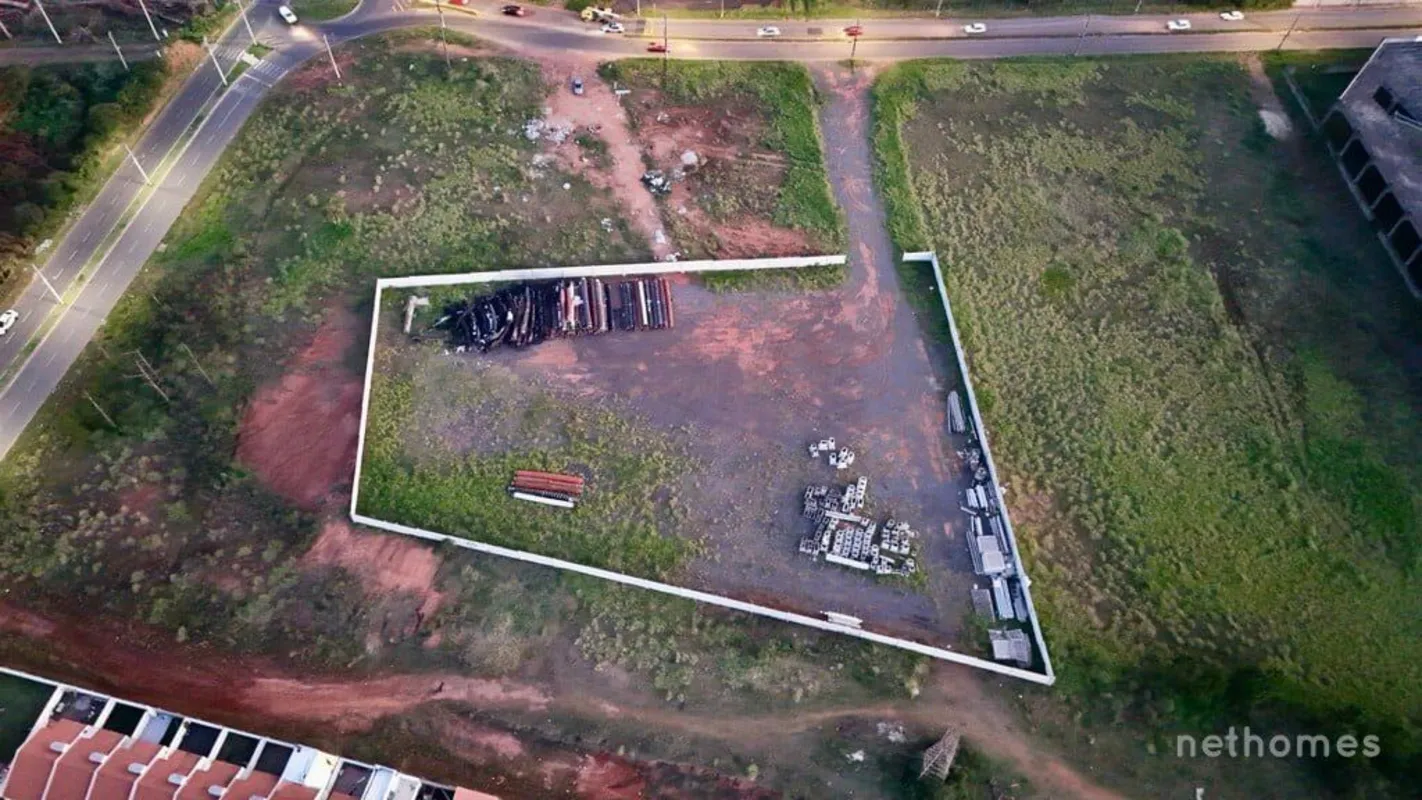 O terreno possui 6.35310m² de área territorial, foi terraplanado e murado. Ideal...