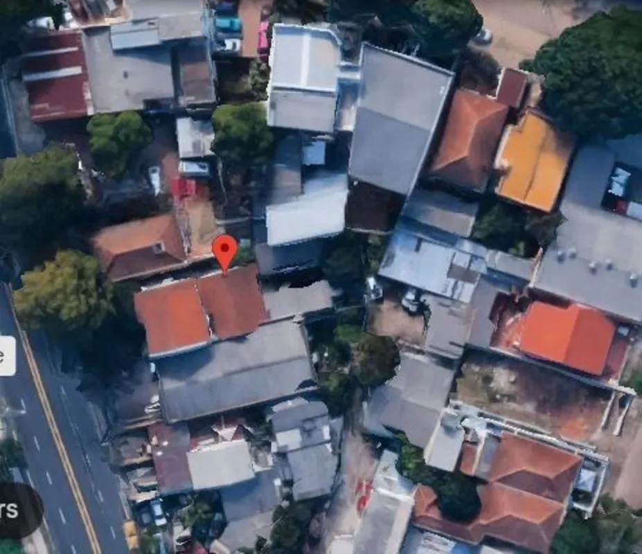 Terreno plano pronto para construção ou reforma, sobre ele temos 2 Casas de alve...