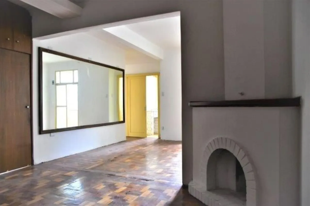 Apartamento Clássico, amplo e iluminado, com 2 sacadas oferecendo vistas livres,...