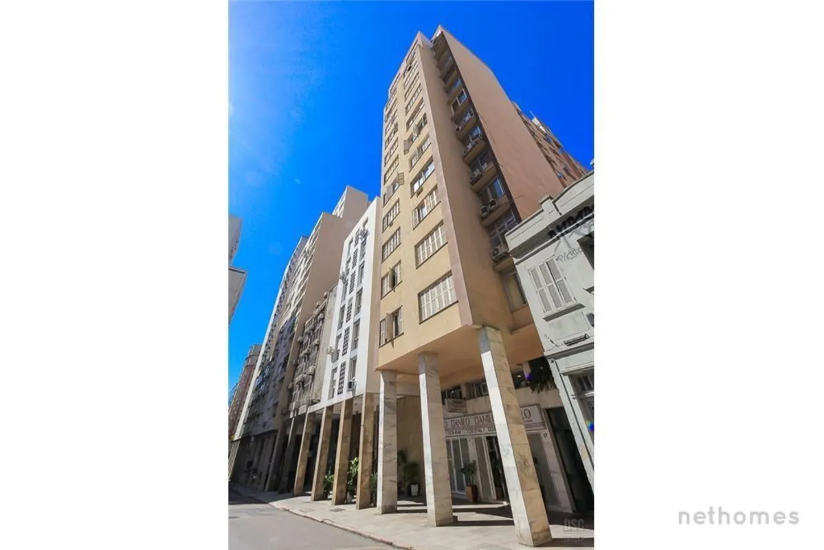 Apresentamos um encantador apartamento de dois dormitórios localizado no coração...