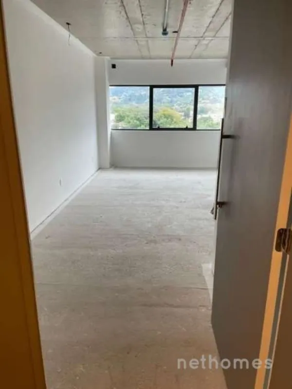Excelente sala comercial, com 33,59m² de área privativa, nunca utilizada, em um ...