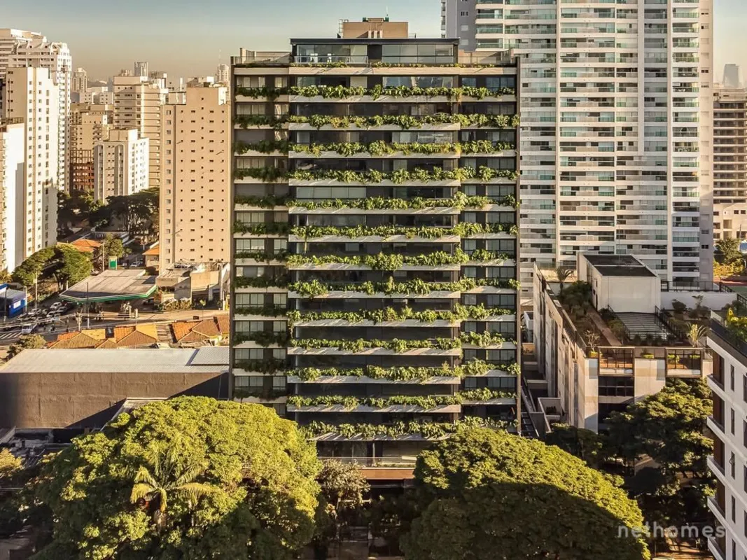 Imagine uma rua arborizada e tranquila, que respira o verde como você buscaria p...