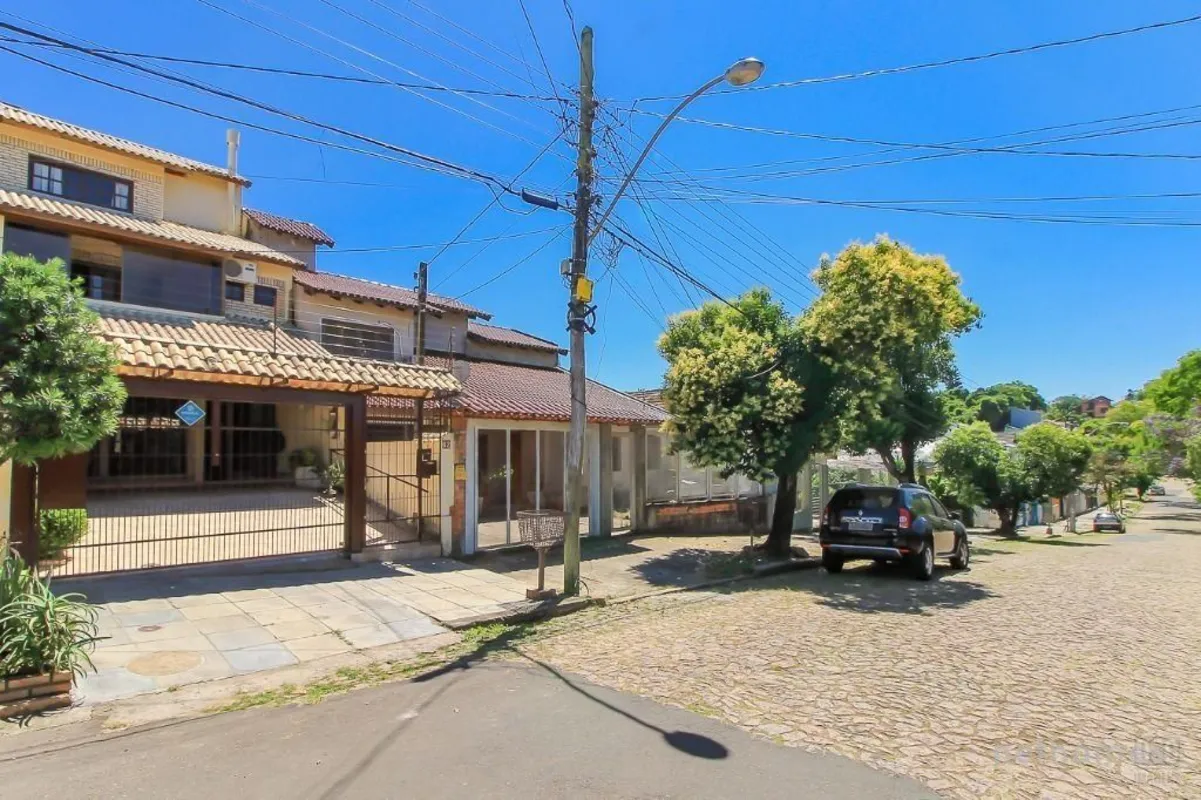 Casa, estilo sobrado, social integrado com lareira, jantar, cozinha com armários...