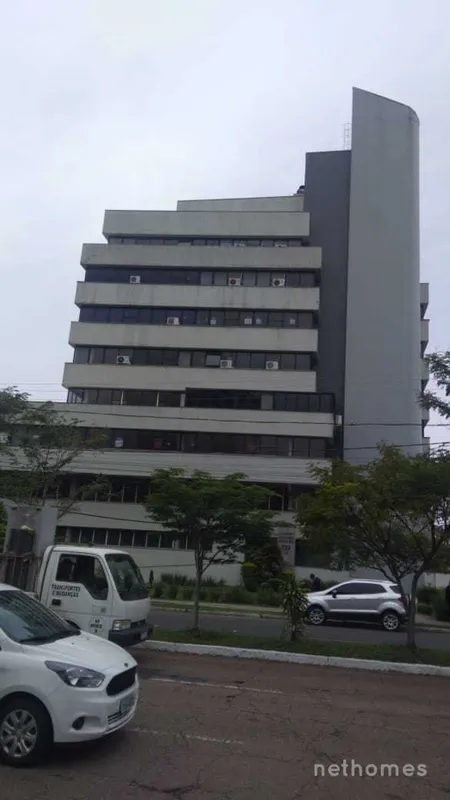 Sala comercial frente norte com 1 vaga de garagem (box 38), localizado ao lado d...