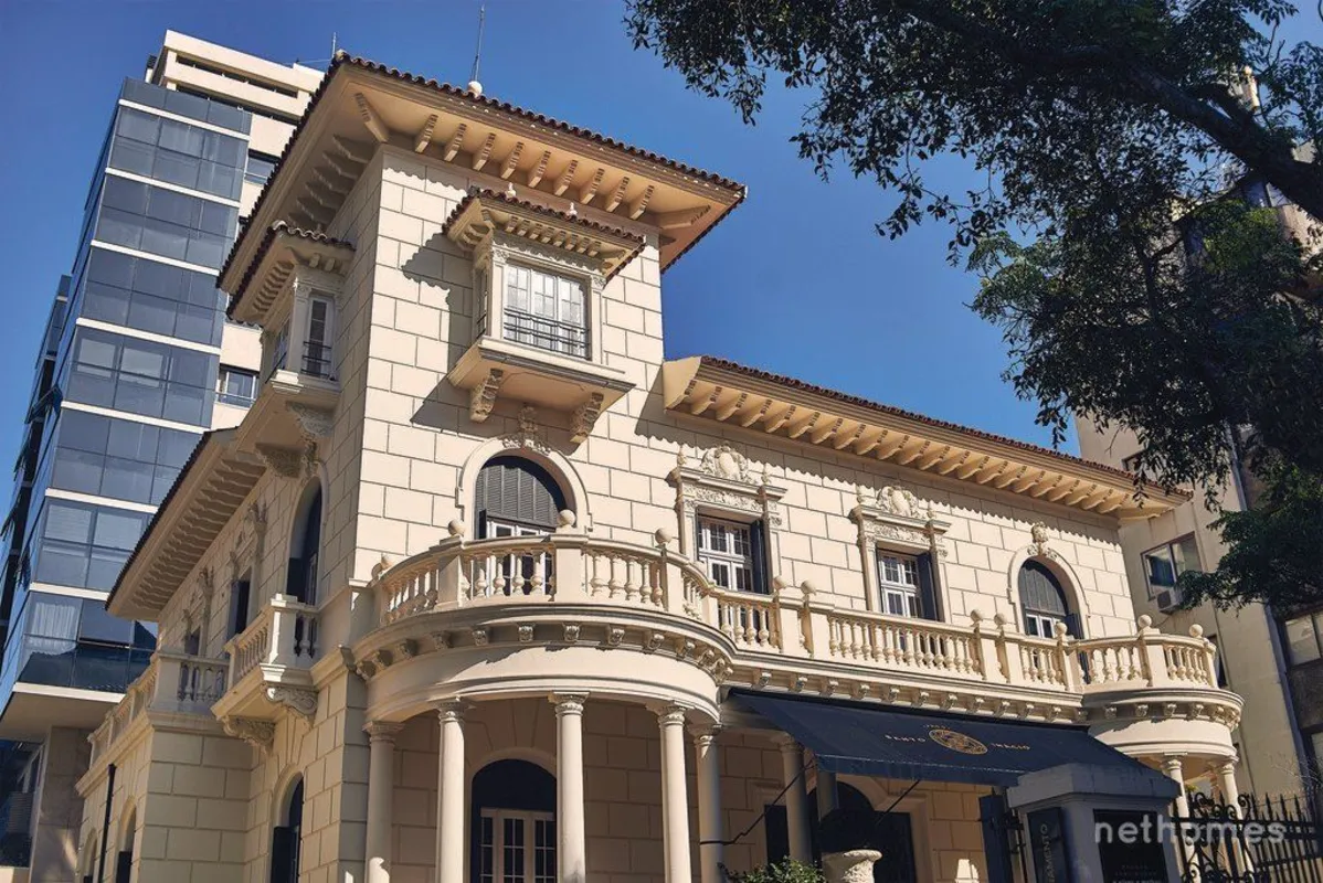 Uma casa histórica restaurada e entregue ao Moinhos. Uma chance histórica de mor...