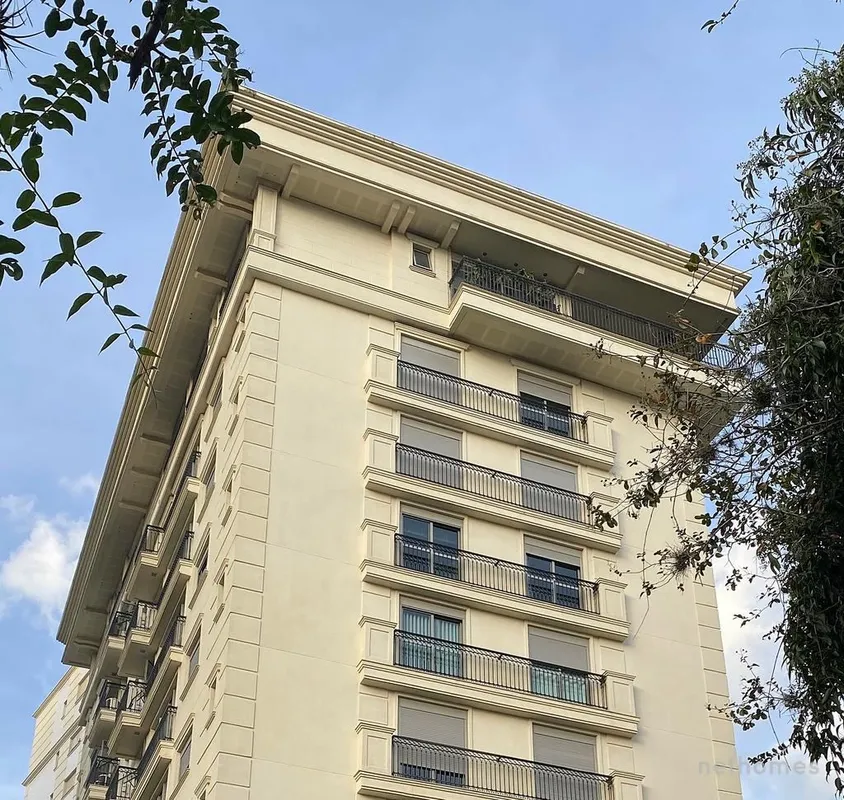 Empreendimento com 32 apartamentos, sendo 4 por andar, e 2 boxes com depósito po...