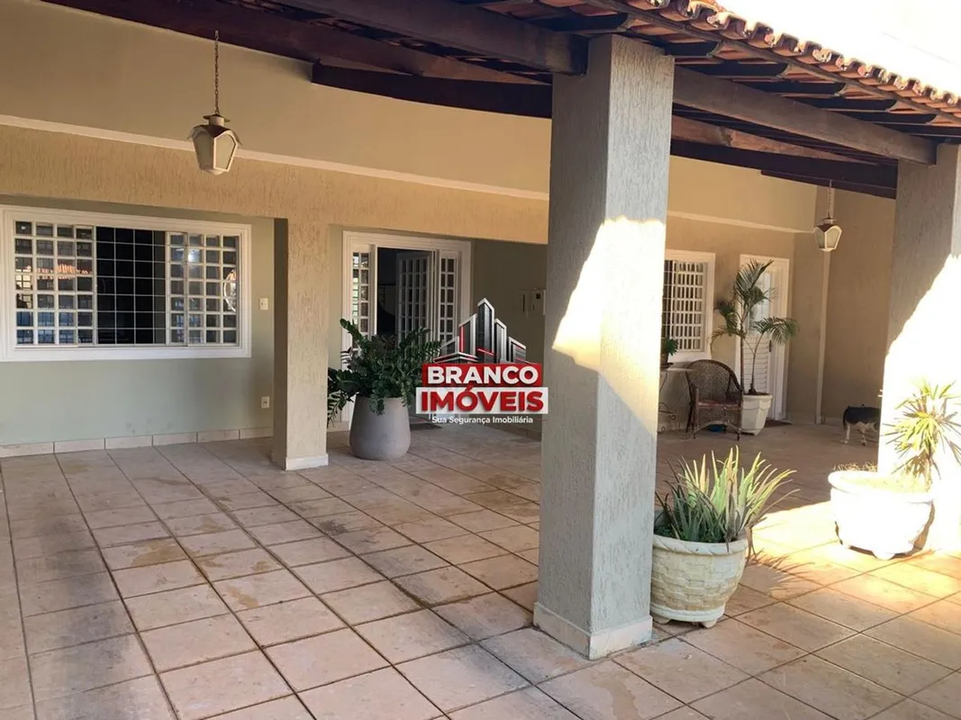 BRANCO IMÓVEIS VENDE - CASA COM 4 QUARTOS NO GUARÁ IDESCRIÇÃO DO IMÓVEL:- Metrag...