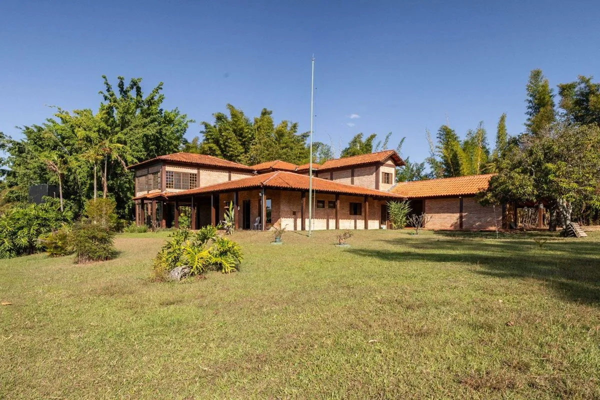Duas casas em estilo colonial no Park Way - Amplo terreno, muito verde e inúmera...