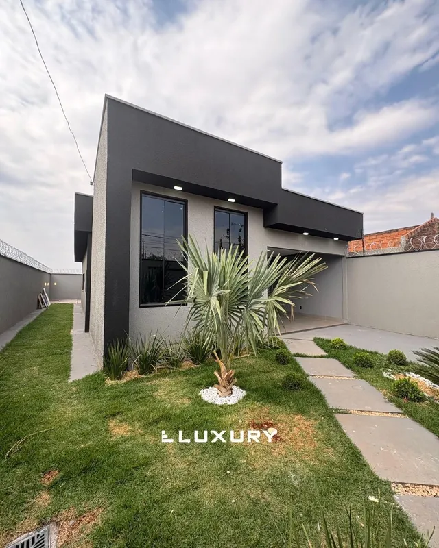 Casa com aproximadamente 140 m² de área construída em terreno de 275 m², em loca...