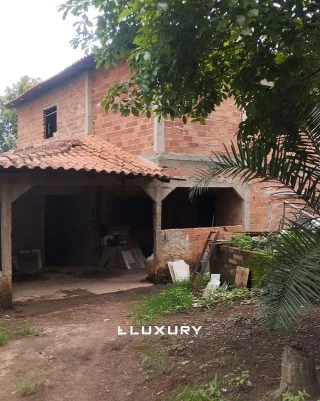 Excelente chácara escriturada com 10.000m² (32m de frente e 208m de fundo) local...