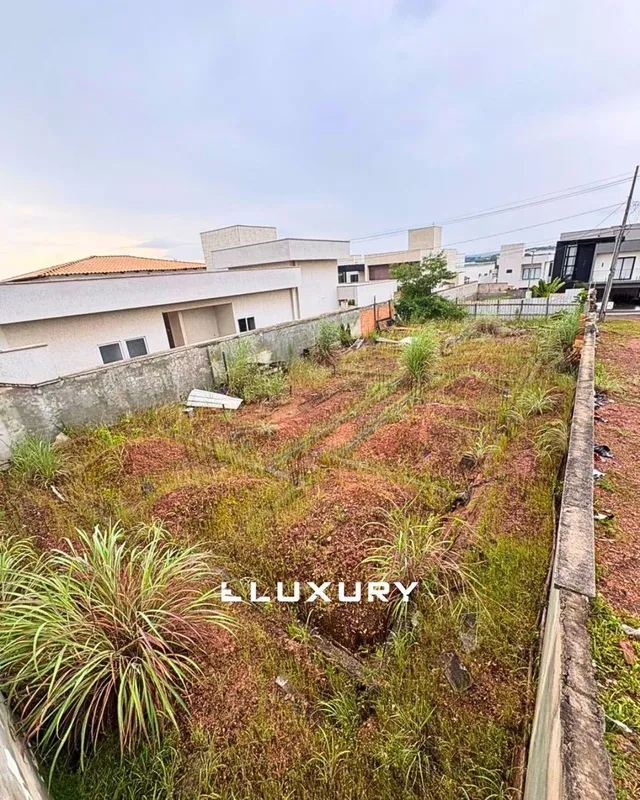  Oportunidade no Jardim Veneza!Terreno com 360m², ideal para construir a casa do...