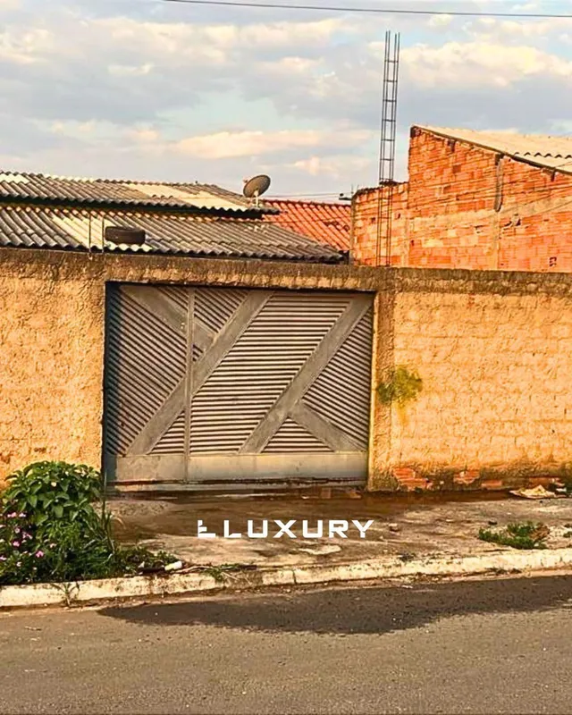 Casa com excelente espaço em Senador CanedoImóvel simples, porém muito bem dist...