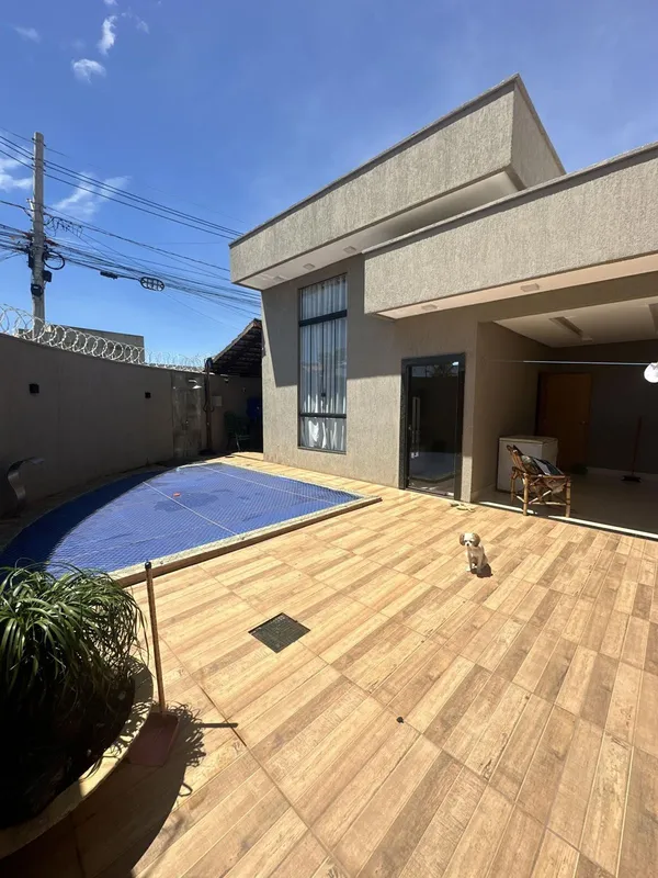 - Casa com 3 quartos, 1 suíte com closet;- Sala com pé direito elevado;- Cozinha...