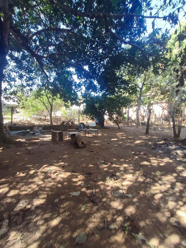  Ampla chácara à venda com 6.560 m² de área total!O imóvel conta com uma casa si...