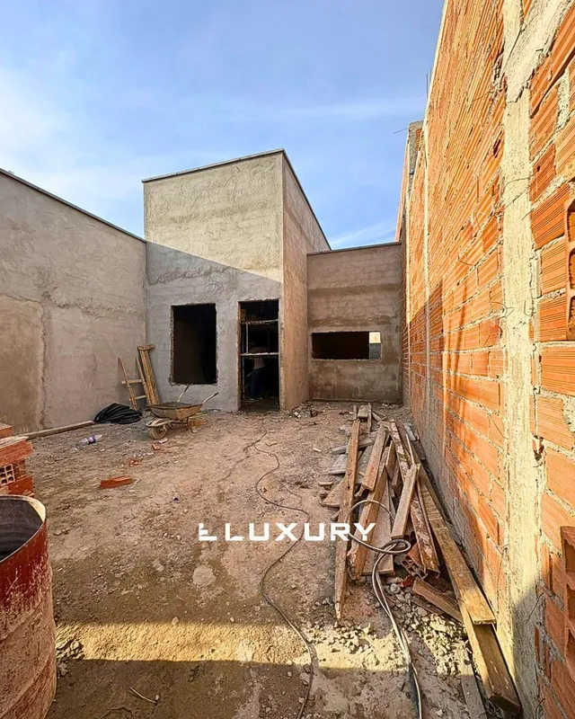 ? Seu novo lar em uma localização estratégica e valorizada!Casa com 03 quartos, ...
