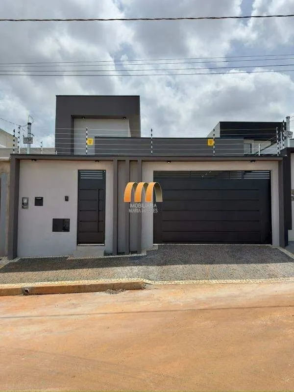 - Três Quartos sendo um Suíte com Closet- Banheiro Social - Sala com Pé direito ...