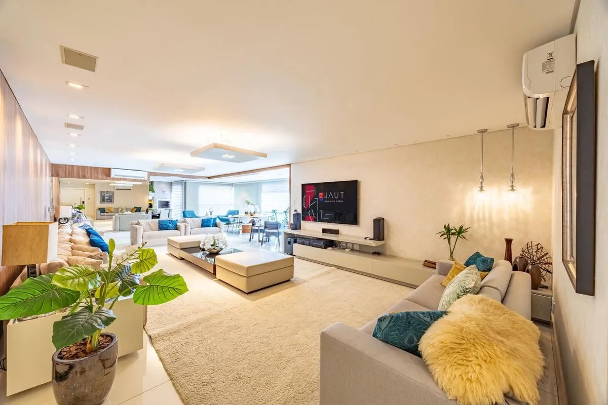 Este apartamento à venda no Uber Luxury Style tem 349 m², 4 suítes, todas com cl...