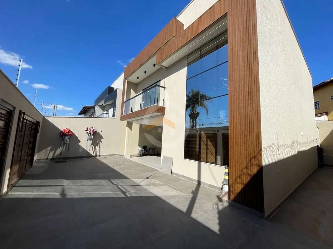 Sobrado novo 4 suítes no Parque Anhanguera perto do Campo do Goiás.• Localização...