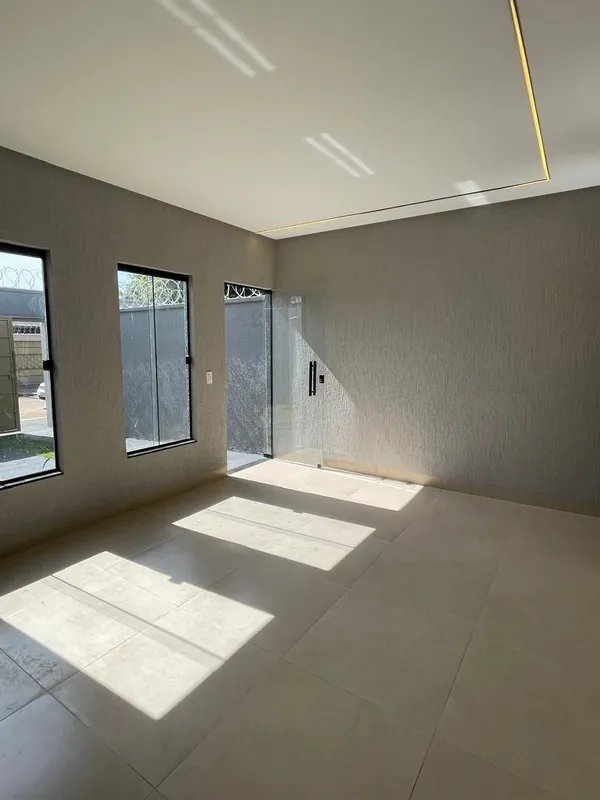 Casa com 2 quartos sendo 1 suíte , banheiro social , sala ampla e cozinha americ...