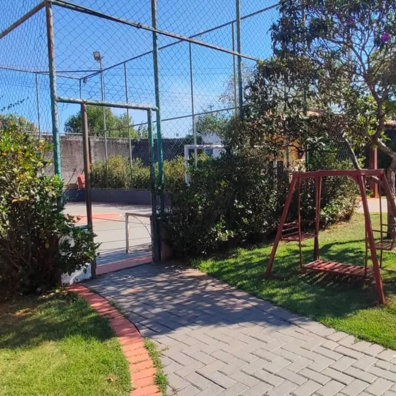 Casa em condomínio fechado.3 QuartosBanheiro Social com armários.Sala 2 ambiente...