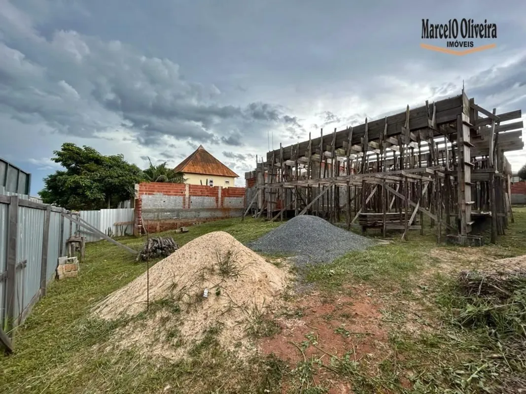 Terreno de 800m² com casa em construção à venda no Taquari, com excelente locali...