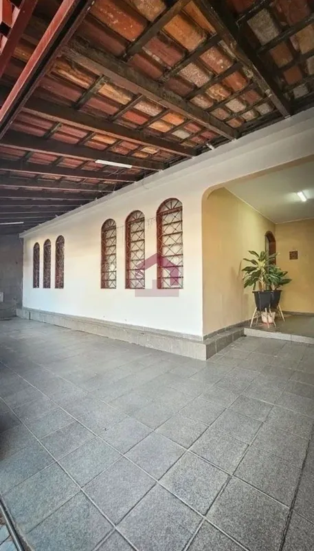 Fernandes & Coelho Imóveis apresenta esta excelente casa no Guará I, uma oportun...