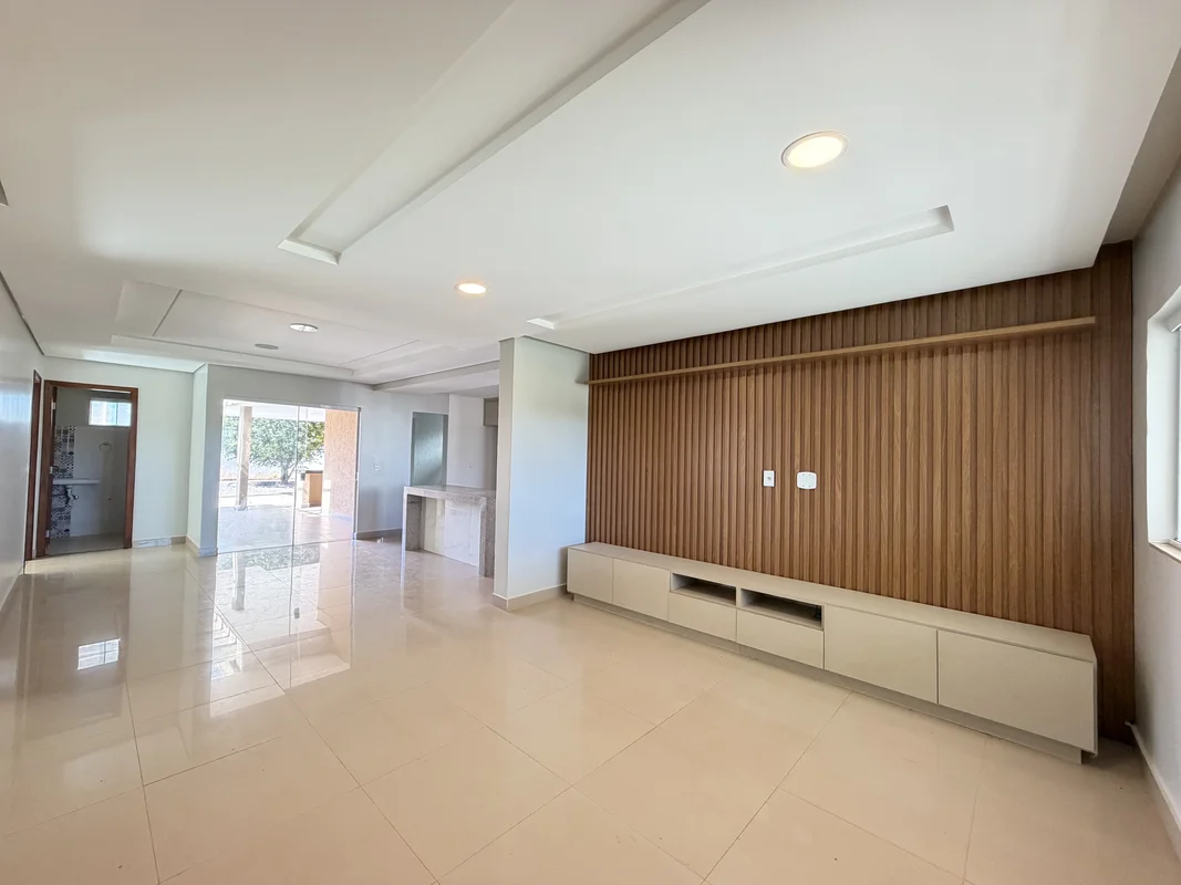Tavares Imóveis vende DADOS GERAIS- Área do Terreno: 504m²;- Área Construída: 18...