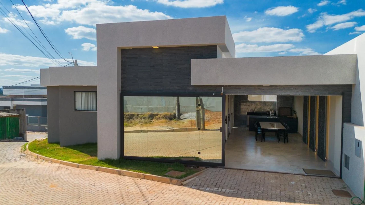 Casa Arniqueiras Chácara 50 Condomínio fechado, alto padrão Casa composta por 3 ...