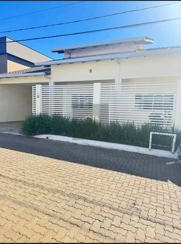 Batista Soluções Imobiliárias vende:Excelente casa localizada na Rua 10B de Vice...