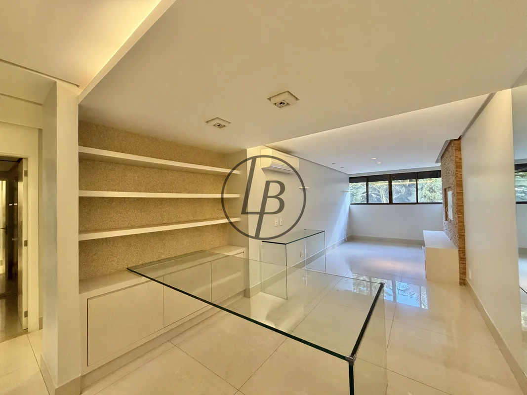 APARTAMENTO VAZADO E REFORMADO | ASA NORTE Excelente apartamento com 110m², em u...