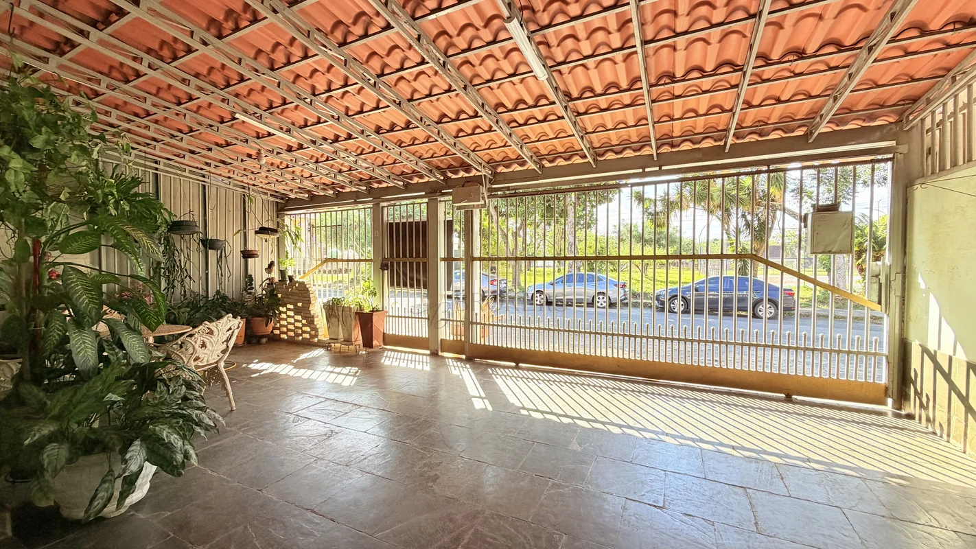 Oportunidade na QE 19 do Guará! R$ 899.900,09Se você procura uma casa espaçosa, ...