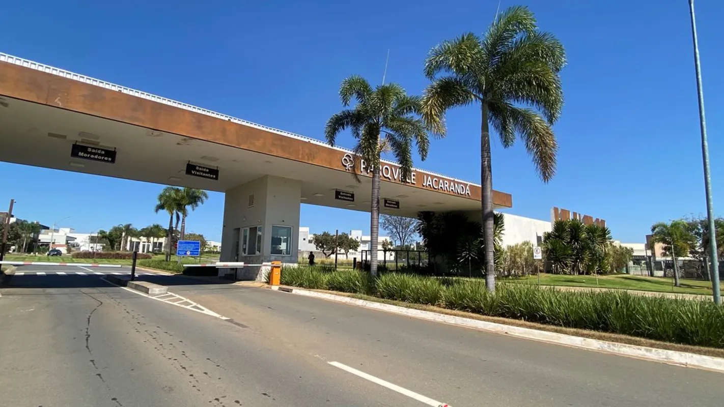 Excelente lote de esquina, plano e com localização privilegiada dentro do condom...